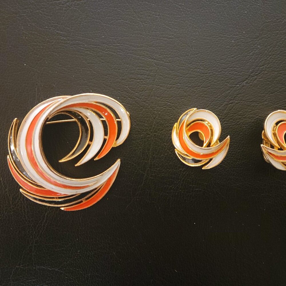 CROWN TRIFARI 60s Mad Men Mod Era Enamel SWIRL Brooch Pin & Earrings Set MINT